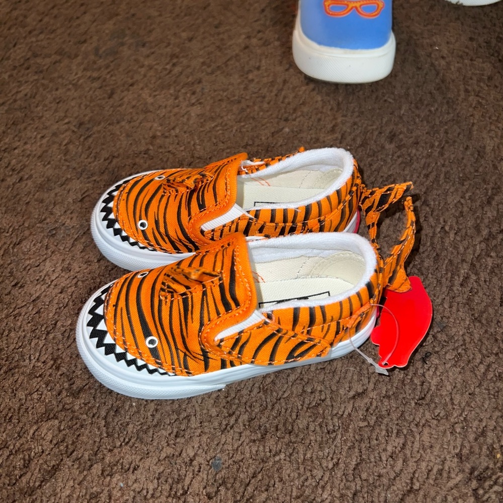 Vans - Picture 2 of 2